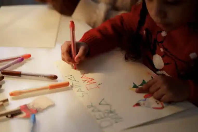 Un garçon orphelin écrit une lettre au Père Noël