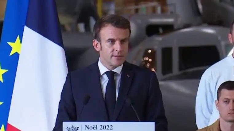 le porte-avions emmanuel macron passe la nuit