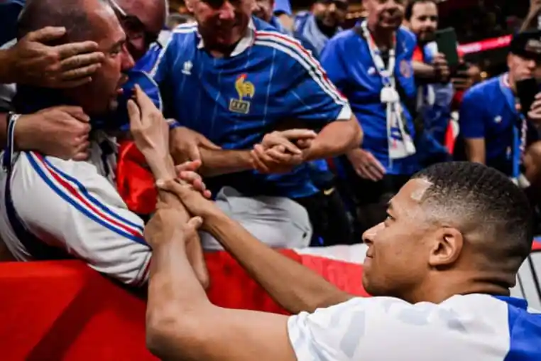 supporter kylian mbappe échauffement ko