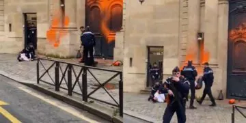 Des militants repeignent la façade de Matignon
