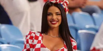 le supporter croate sensuel s'amuse avec des stars bien connues