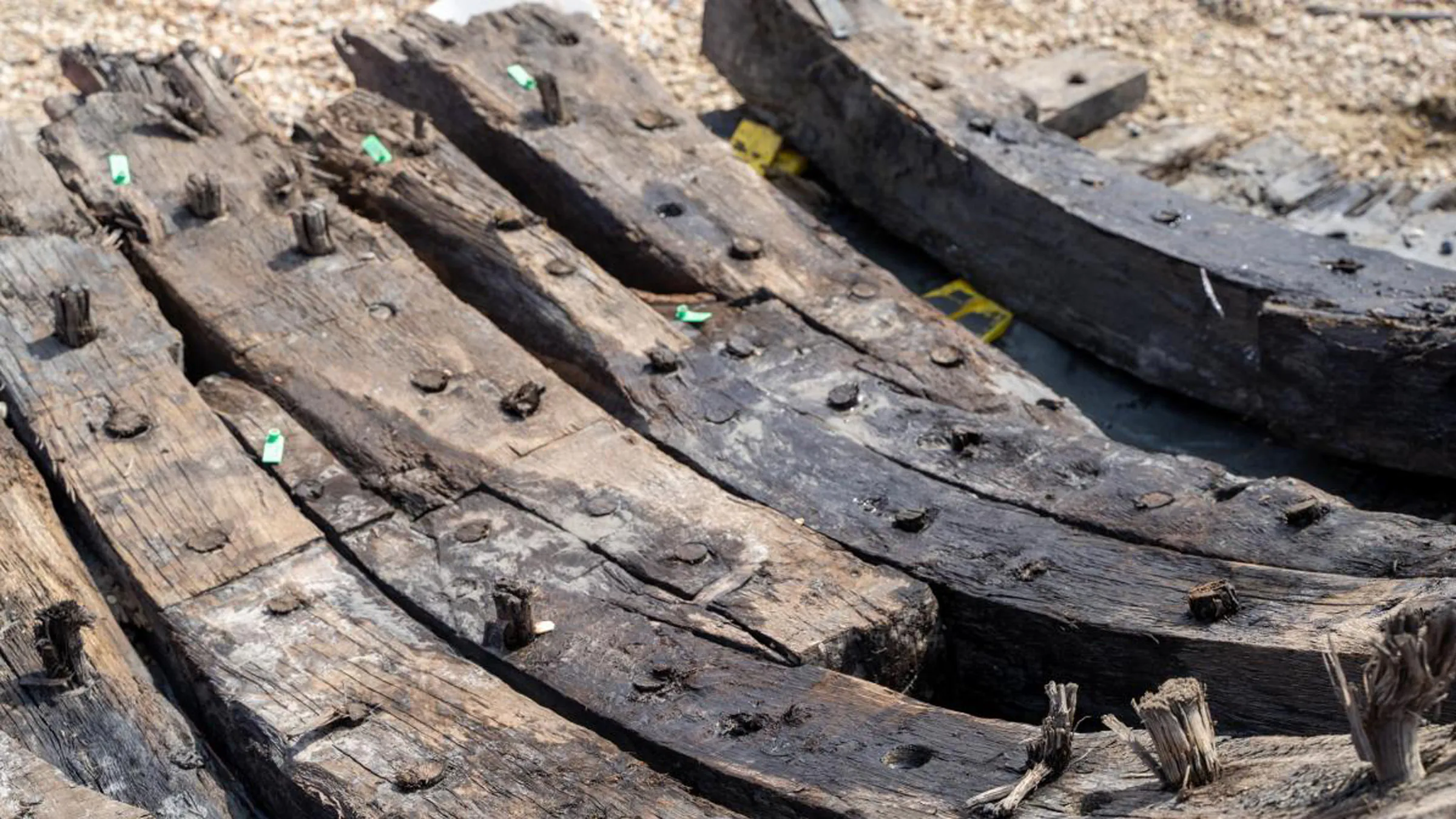 la photo montre un gros plan de certaines des planches qui composent la coque du navire ; ils sont maintenus ensemble avec de gros clous