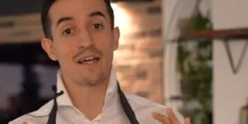 Tibo InShape partage sa technique pour faire un nœud de cravate en une minute