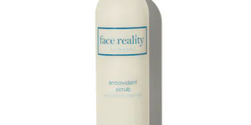 Cet exfoliant est comme un soin du visage dans une bouteille