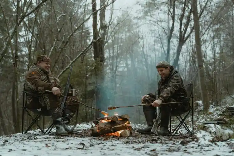 Chasseurs au coin du feu