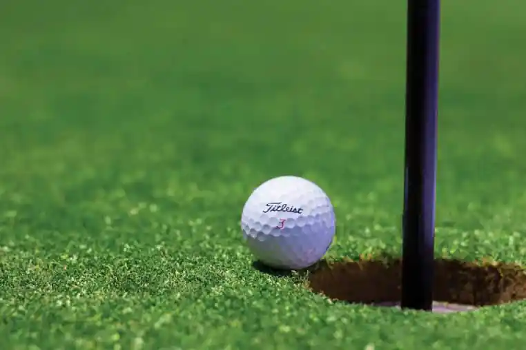 trois hommes jouent au golf avec leurs parties intimes