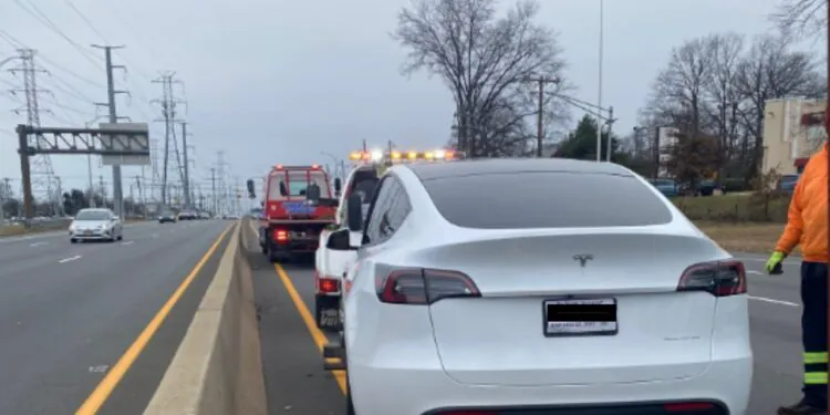 Décoiffant... le volant de sa Tesla tombe sur l'autoroute !