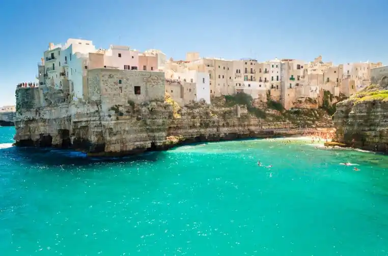 Polignano a Mare Italie destination accueillante villes de voyage du monde