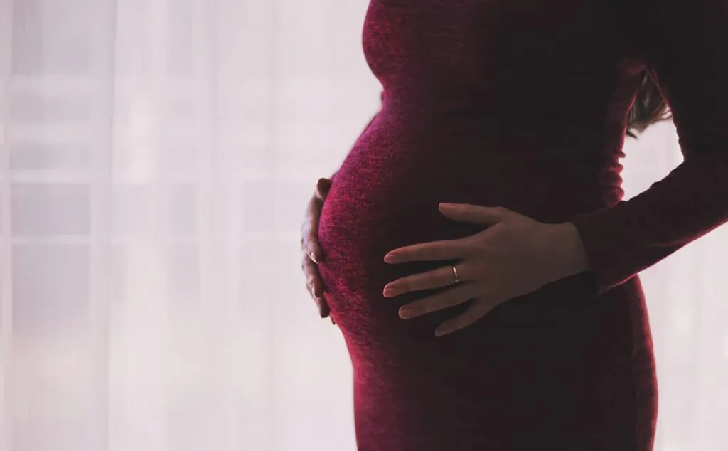 Après une fausse couche son mari la trompe avec sa Après une fausse couche, son mari la trompe avec sa soeur et il devient papa