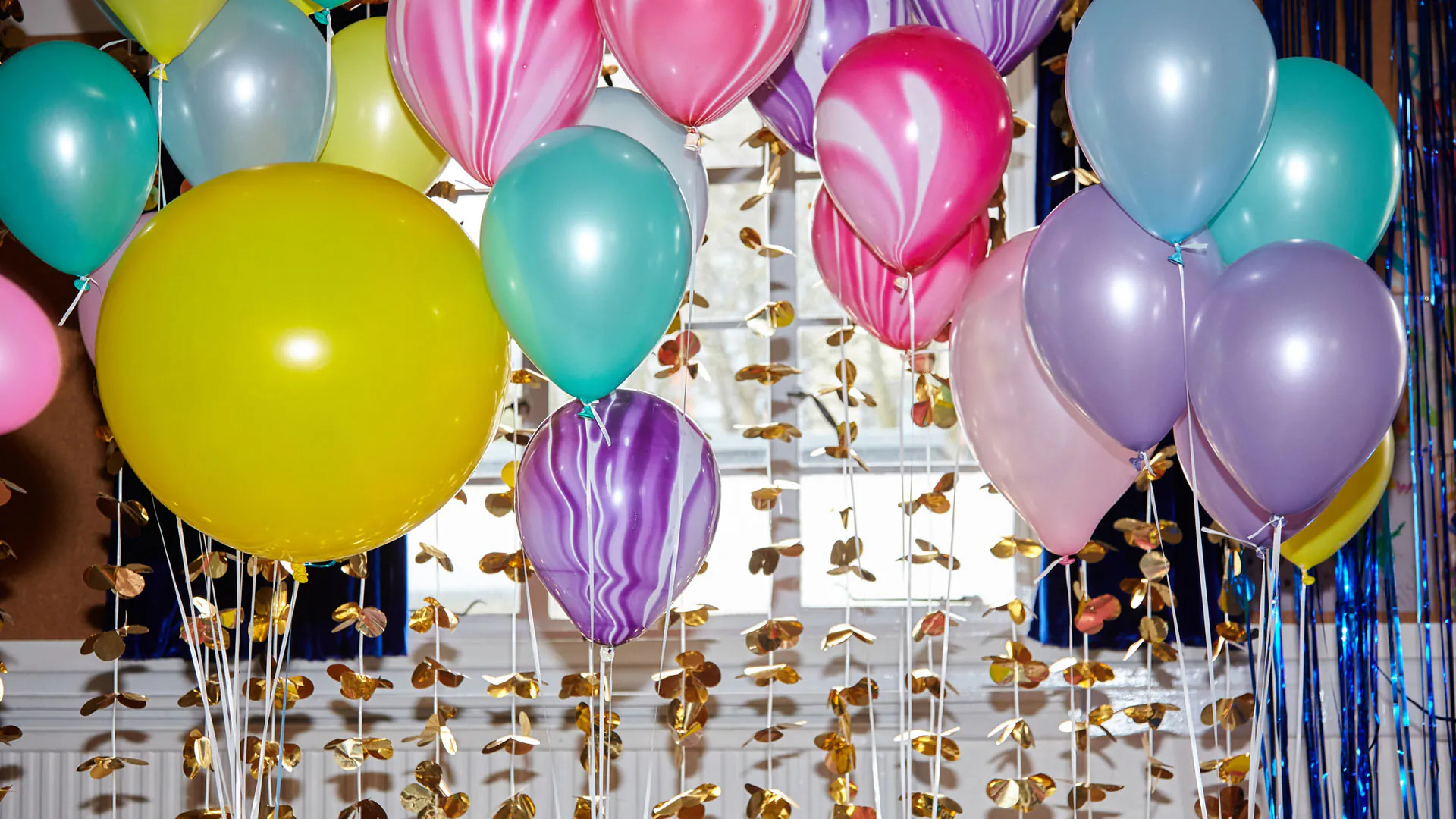 ballons à l'hélium décorant une chambre