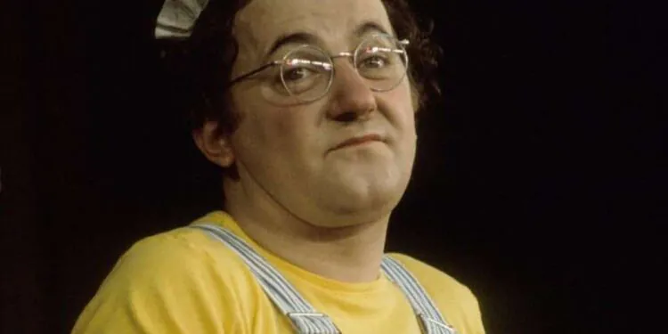 coluche comportement denonce ami