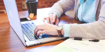 Un homme qu'elle a rencontré en ligne l'a convaincue de tuer son meilleur ami pour 9 millions de dollars...