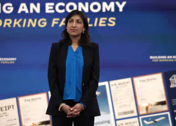 Aux Etats-Unis, Lina Khan veut supprimer les clauses de non-concurrence