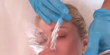 Ce baume a gardé les cheveux de Paris Hilton super élégants aux Grammys