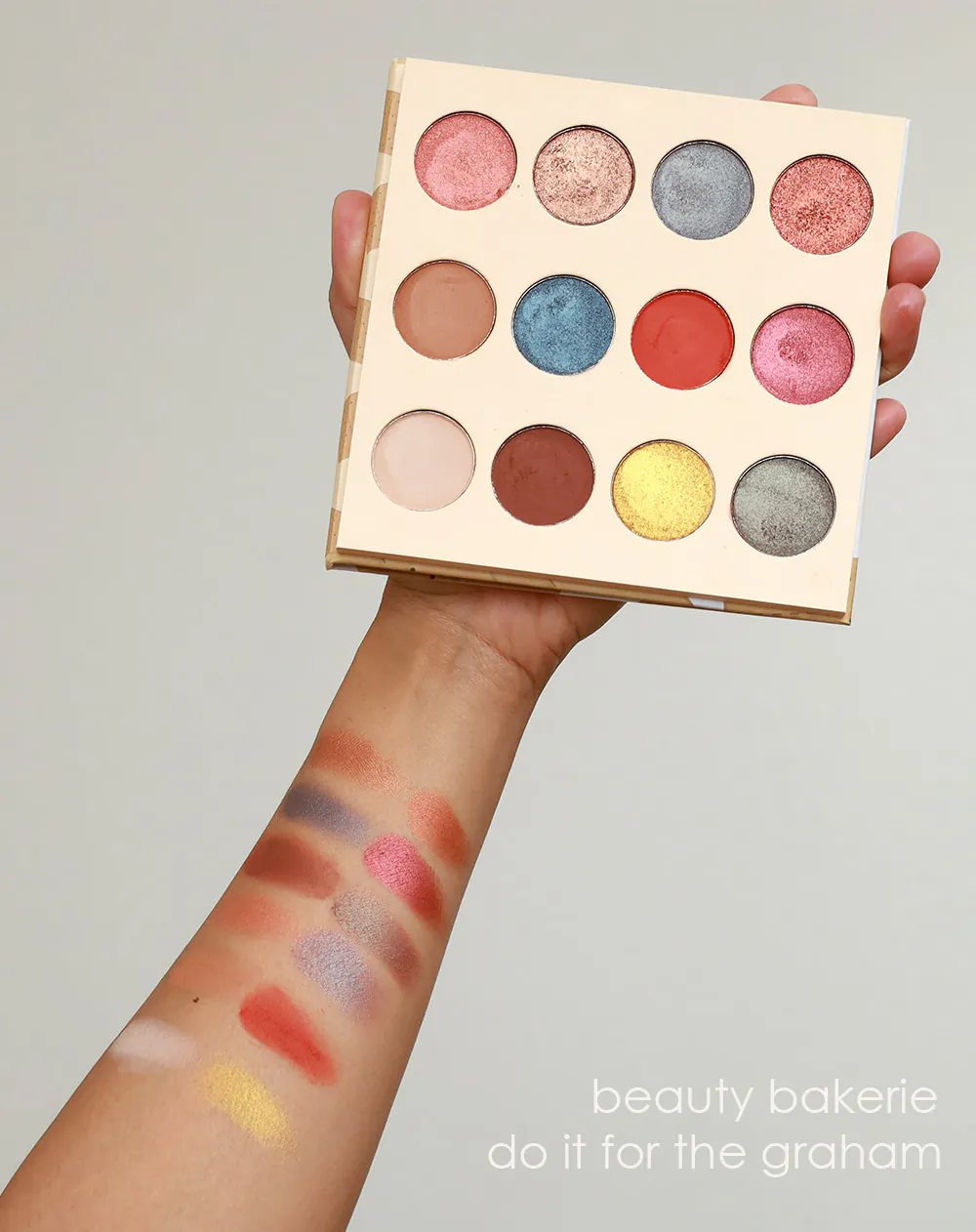 Tons chauds et chatoyants de la palette Do It For the Graham de Beauty Bakerie
