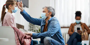 Les enfants malades remplissent les hôpitaux dans la montée subite d'Omicron