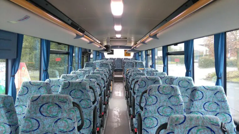 Les vieux offrent des cacahuètes au chauffeur de bus