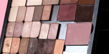Quel est le maquillage le plus ancien de votre collection que vous utilisez encore ?