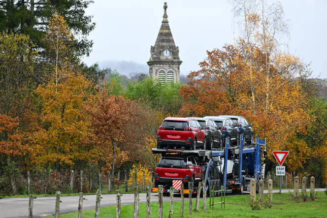 Faute de chauffeurs et de camions, Stellantis doit entreposer les véhicules Peugeot produits à Sochaux, à Malbouhans (Haute-Saône), le 25 novembre 2022.