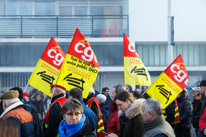 Des cheminots SNCF, militants CGT, lors de la deuxième journée de grève contre la réforme des retraites, à Saint-Nazaire, le 31 janvier 2023,
