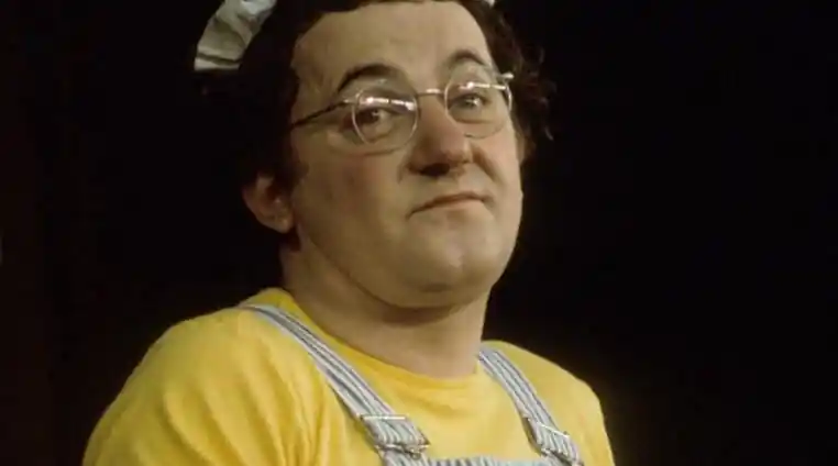 comportement coluche dénonce ami