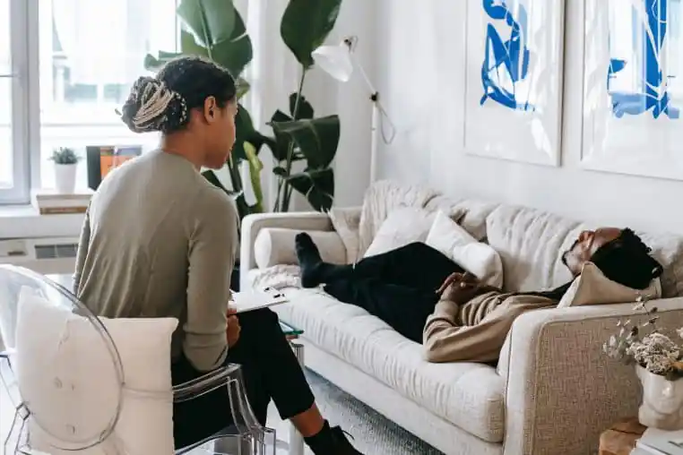 un homme va voir un psy à cause d'un monstre sous son lit