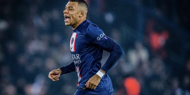 En costume-cravate ultra-chic, Mbappé rend les internautes fous