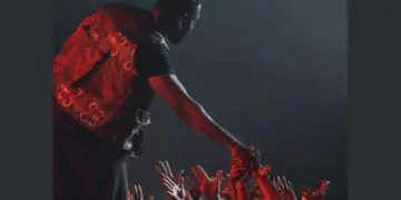 le chanteur victime d'une grosse chute en plein concert (vidéo)