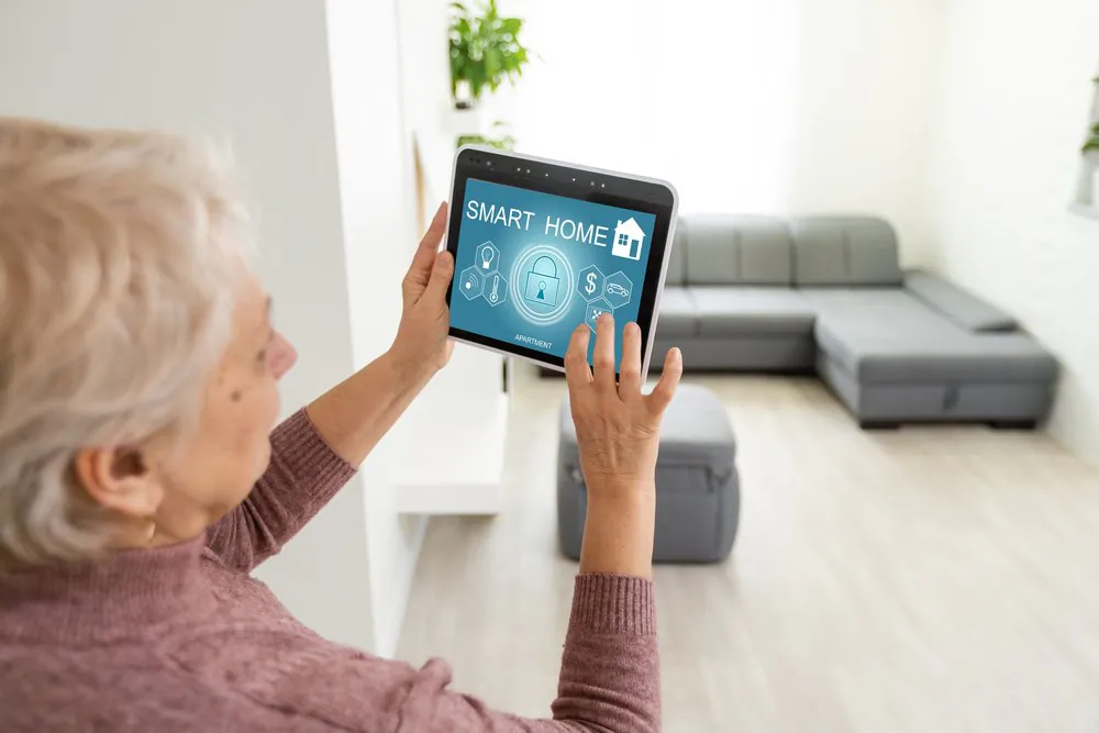 Maison intelligente pour personnes âgées, main, bras, plante, geste