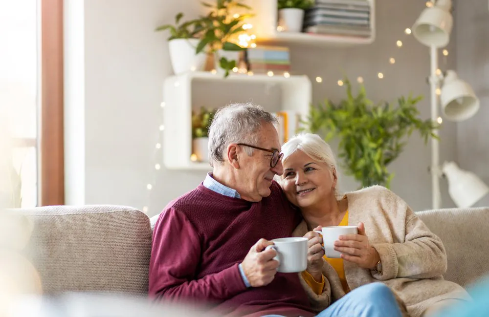 Vieux couple à la maison, lunettes, plante, confort, heureux