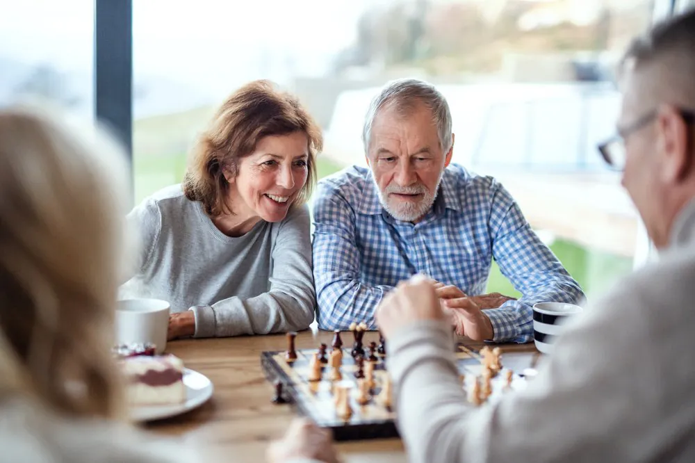 Améliore la cognition chez les personnes âgées, les lunettes, la table, l'humain, le partage, l'échiquier