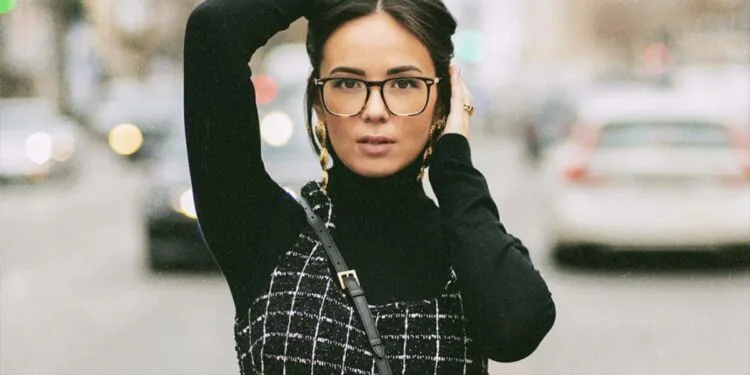 sa micro robe avec très peu de tissu enflamme la toile
