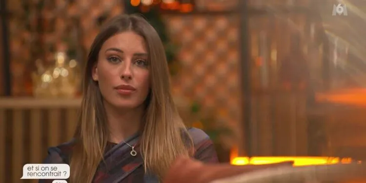 Choquée, elle découvre que sa meilleure amie sort avec son frère