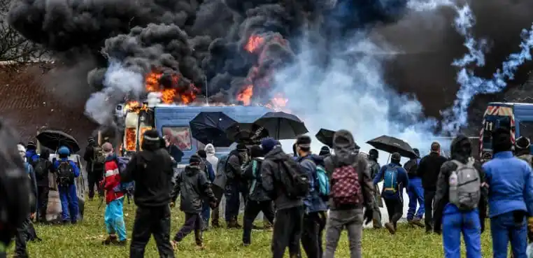 Samu Sainte-Soline police forces de l'ordre france politique manifestation