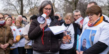 les familles des victimes se mobilisent à Paris