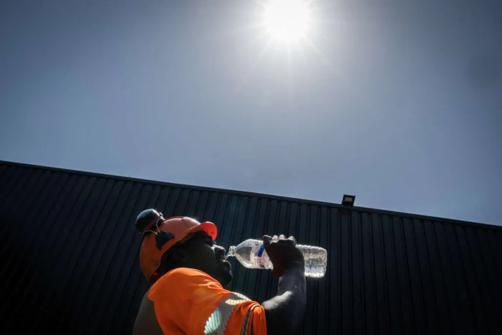 600a4ab_1677176347416-000-32et7wjjpg Face aux effets du changement climatique sur la santé au travail, "les entreprises ne sont pas suffisamment mobilisées"
