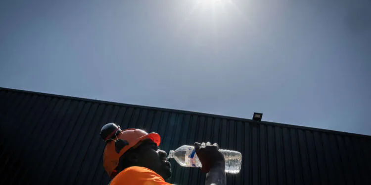Face aux effets du changement climatique sur la santé au travail, "les entreprises ne sont pas suffisamment mobilisées"