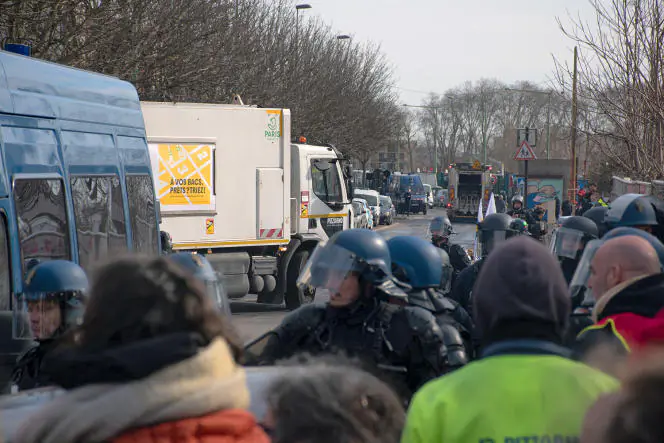 Intervention de CRS au dépôt de la société Pizzorno à Vitry-sur-Seine, bloqué par des grévistes le 16 mars.