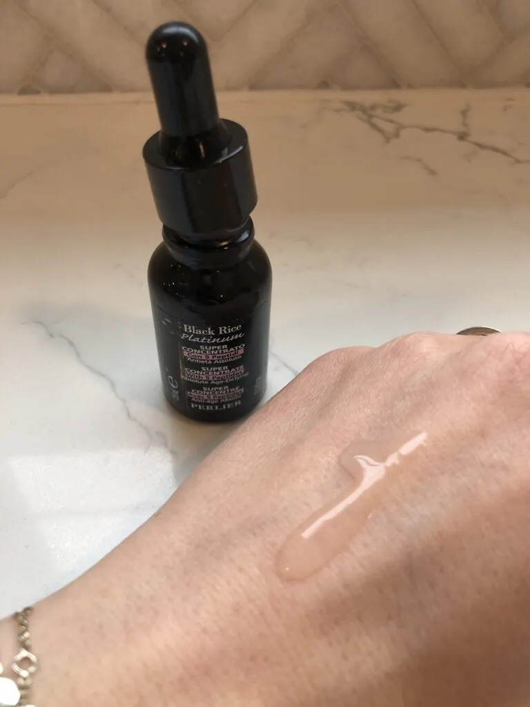Ce sérum soyeux utilise 5 peptides différents pour lisser visiblement les rides