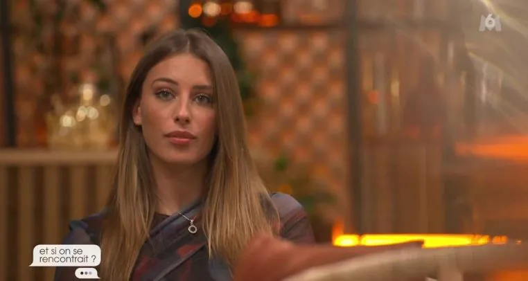 Choquée, elle découvre que sa meilleure amie sort avec son frère