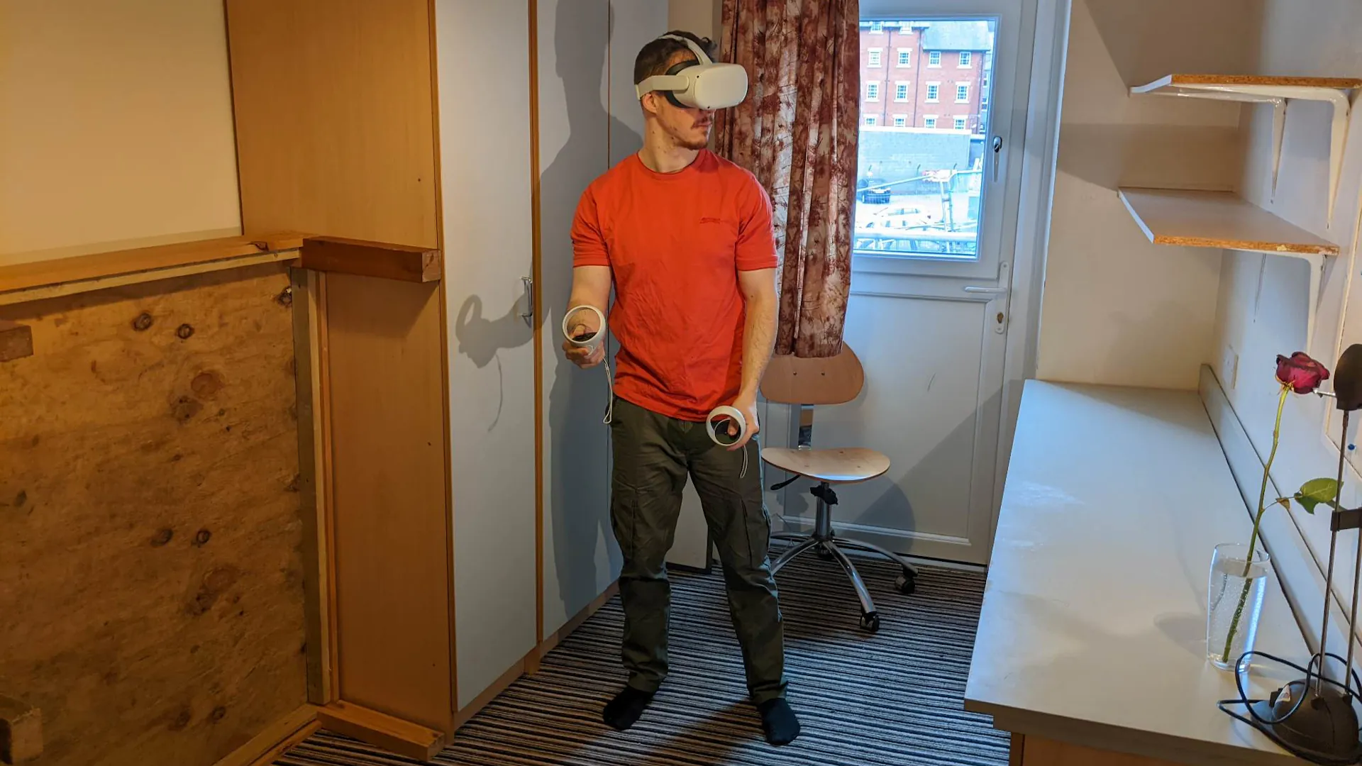 Homme (Ben Huxley) utilisant Meta Quest 2 pour jouer à Gym Class VR