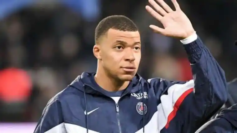 Il se prend pour Jeanne d'Arc Kylian Mbappé le prend violemment pour son rang