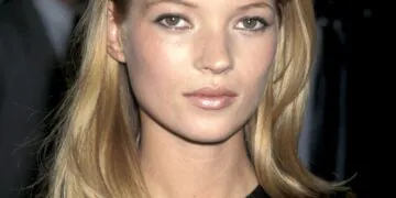 L'image peut contenir le visage de la personne humaine Kate Moss et ses cheveux