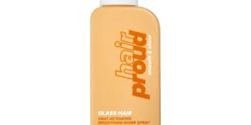 Nous examinons le spray brillant pour cheveux Hair Proud Glass et voici nos pensées les plus honnêtes