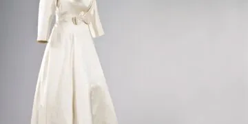 La première robe de mariée d'Audrey Hepburn lors de la vente aux enchères de 2009.