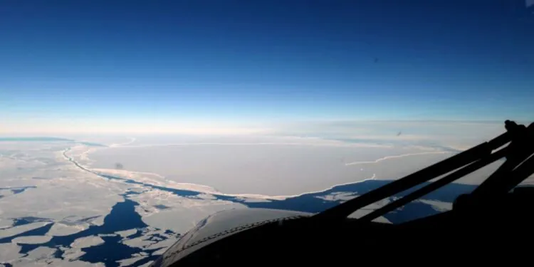 Regardez les premières images aériennes d'un gigantesque iceberg antarctique détaché de la taille de Los Angeles
