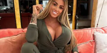 Une influenceuse dévoile son string tatoué sur les fesses !  (Des photos)