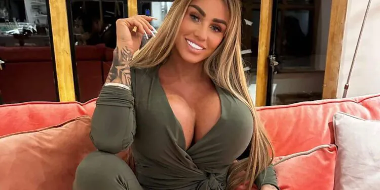 Une influenceuse dévoile son string tatoué sur les fesses !  (Des photos)