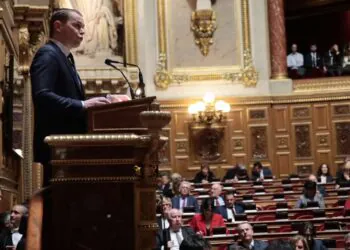 le gouvernement fait adopter les premières mesures de son projet au Sénat