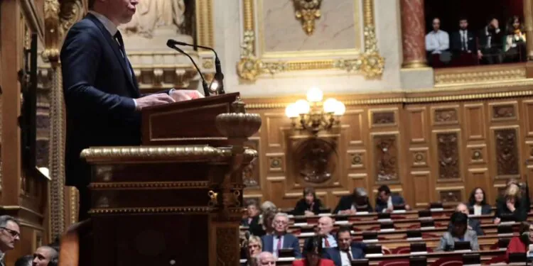 le gouvernement fait adopter les premières mesures de son projet au Sénat